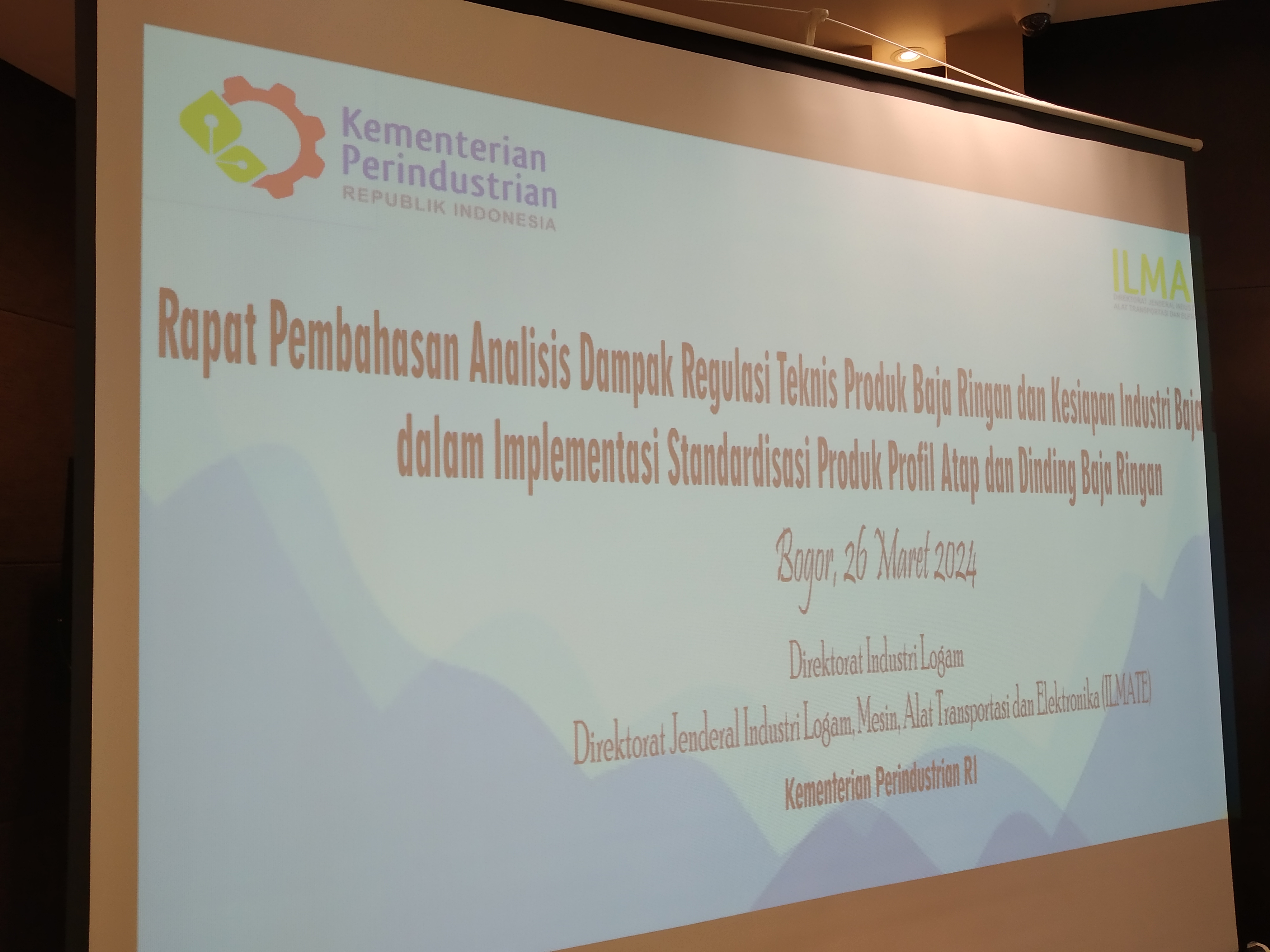 >Rapat Pembahasan Analisis Dampak Regulasi Teknis Produk Baja Ringan dan Kesiapan Industri Baja Ringan dalam Implementasi Standardisasi Produk Profil Atap dan Dinding Baja Ringan